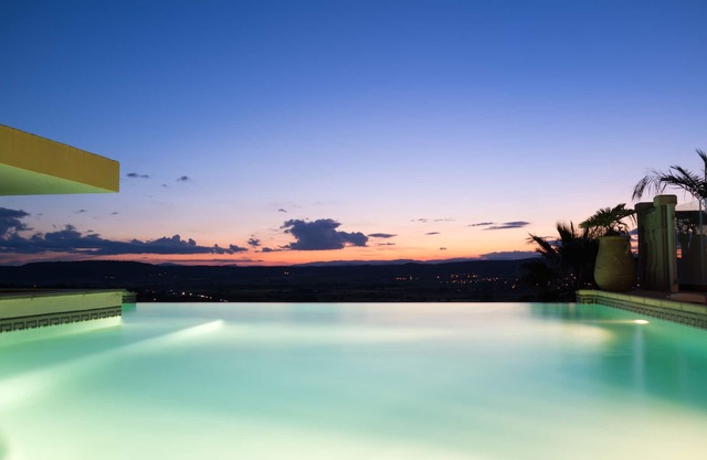 Magnificent Cottage with dominant view swimming pool and heated jacuzzi (Le Palmier)