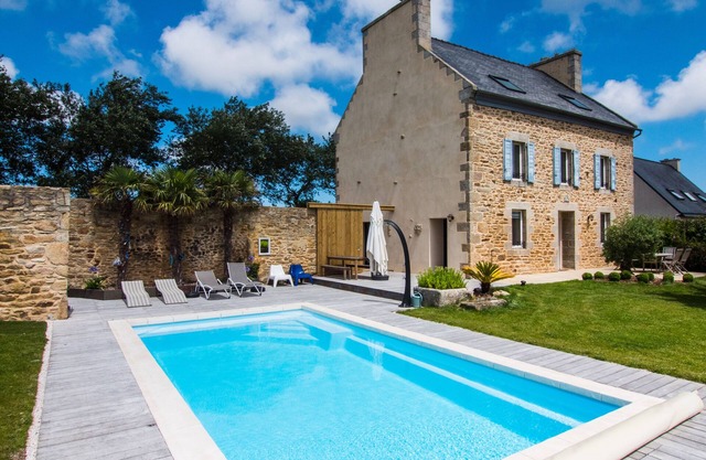 Magnificent renovated 4* villa with heated swimming pool. Ideal for families!