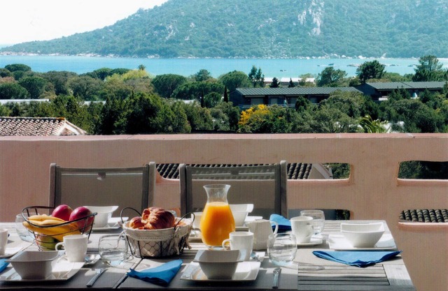 Magnificent sea view in private residence with swimming pool. Located 300 m from the beach