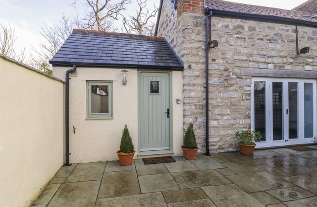 MAGNOLIA BARN, pet friendly, character holiday cottage in Mark