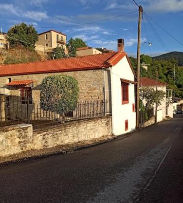 Magnolia Traditional Stone House in Vamvakou