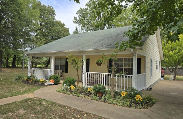Magnolia Vacation Rental w/Porch & Pond