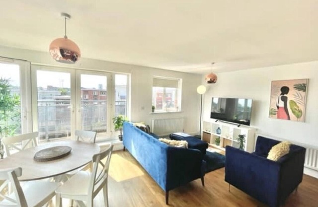 Maidenhead - Stunning, Spacious - Three Bedrooms (Two Bath) Apartment