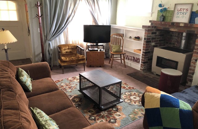 Main Street Cottage with park across the street. Walk to downtown area.