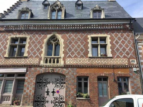 Maison charmante à Arques-la-Bataille avec terrasse et cheminée.