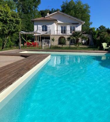 Maison de campagne avec piscine et espaces de réunion