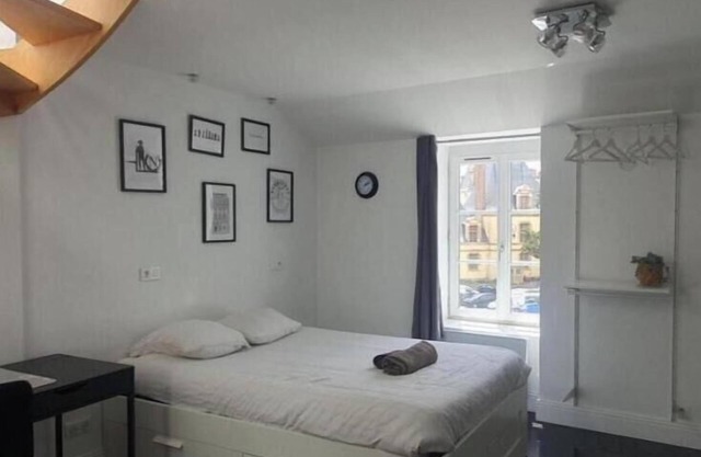 Maison de Vincent, right in the center of town, at the foot of Rue des Restaurants.