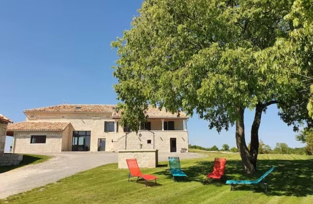 Maison en Pierre Situé au Milieu des Champs de blé