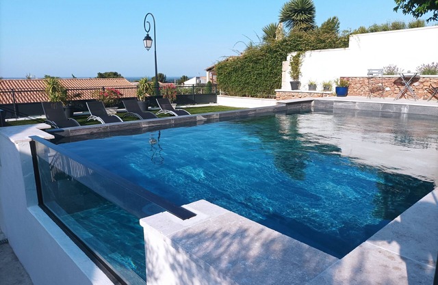 Maison Familiale à Piscine Privée Dans les Alpilles à Aureille Village Provençal