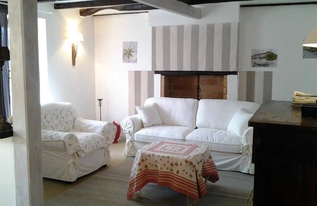 Maison Pittoresque Dans Petite rue au Calme Sous les Rochers