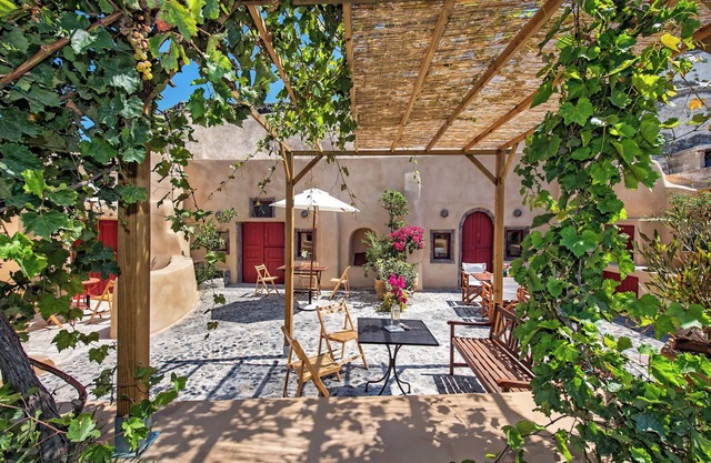 Maisonette in the traditional village of Finikia, 15min walk from Oia.