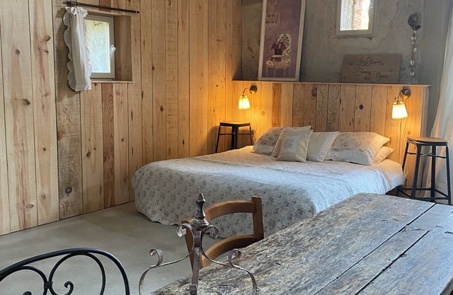 Maisonnette dans la Grange, swimming pool, countryside, horses, forest and lake, Puy du Fou