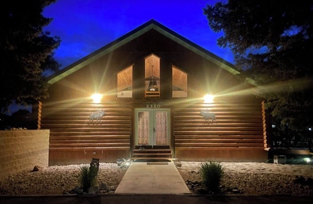 Make memories at our unique & family/pet-friendly log home in historic Ft Benton