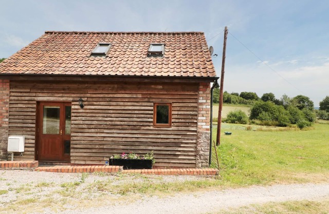MALLARD, pet friendly, character holiday cottage in Newnham-On-Severn