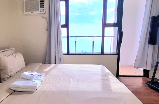 Manila Bayview Rental Superior 1BR 1BA w/Balcony Bayview Pool Netflix