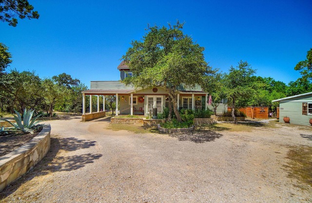 Manor - Spacious home, secluded yet close to everything