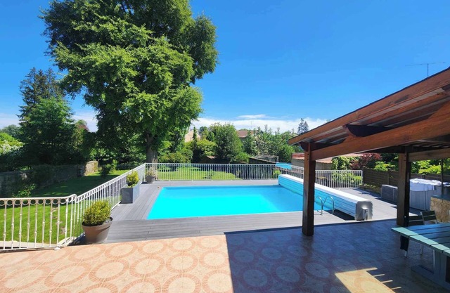 Mansion in the countryside with swimming pool and gym, 1 hour from Reims!