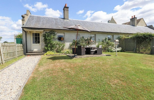 MAPLE COTTAGE, pet friendly, with open fire in Buckland Newton