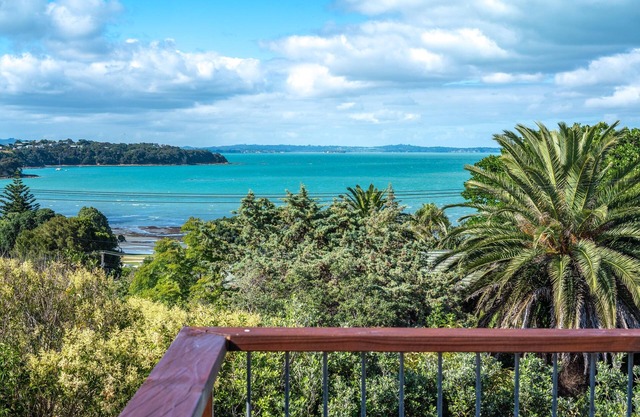 Marama Cottages - Moana Cottage - Located in the heart of Surfdale with outstanding views over the water – this is the perfect location for a family holiday on Waiheke – walking distance to local beaches, off street parking for up to 2 vehicles and c