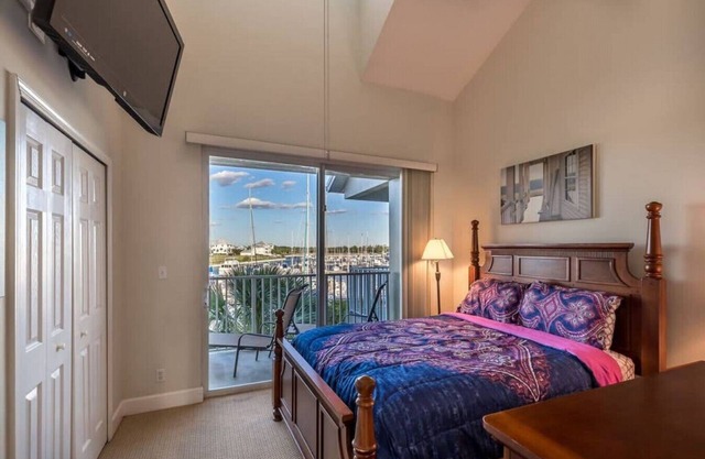 Marina View! 2 bdrm Beach Resort- Sleeps 6! Walk to the beach, restaurants and resort amenities!