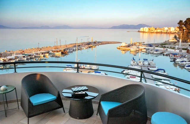 MARINA VIEW Luxury Sea Front Apartment