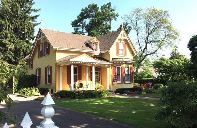 Marrakech Mansion: Pet friendly, 4 bedrooms, 3 bath. One block to Queen Street
