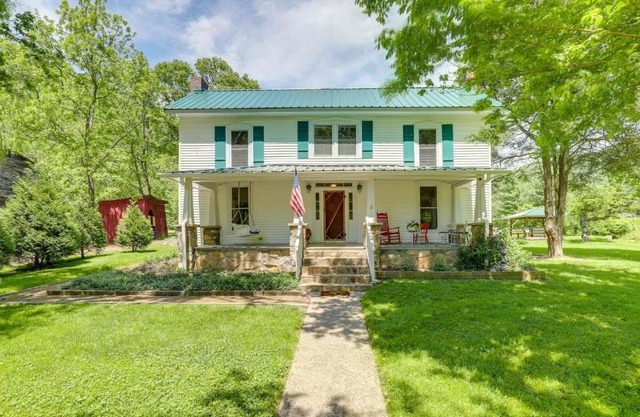 Marshall Cottage on 1895 Tobacco Farm with Hot Tub!