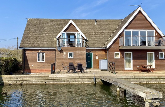 Marshmere - Three Bedroom House, Sleeps 6