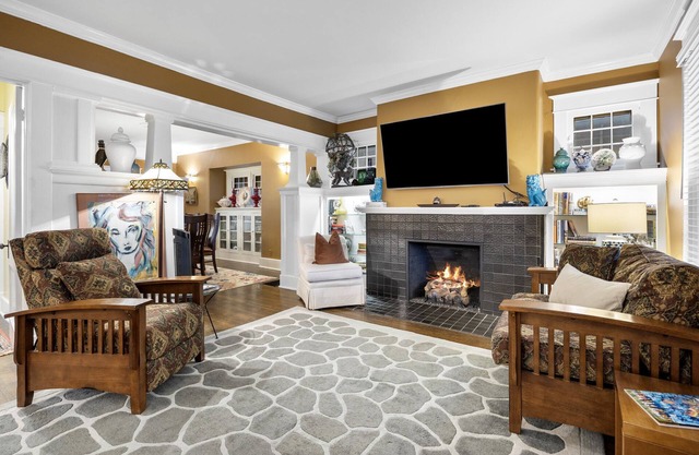 MARYLAND HOUSE -HIGHLANDS - Charming koi pond, WALK TO ALL