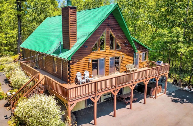 Massive Log Chalet with Hot Tub