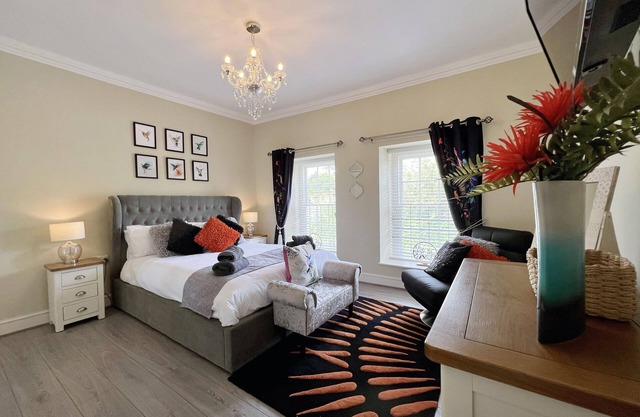 MAY BELL COTTAGE, pet friendly, with a garden in Dersingham