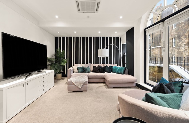 Mayfair 3bedr-3batr. 1,405sq/ft balcony A/C