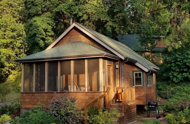 Mckenzie River Cabin at The Log Cabin Inn