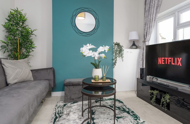 Medway, Rochester Stays - Contractors, Free Parking, Garden, Sleeps to 7 guests