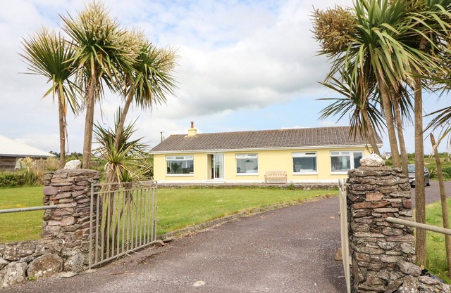 MEELIGOLLEEN, family friendly, with open fire in Coill Tra