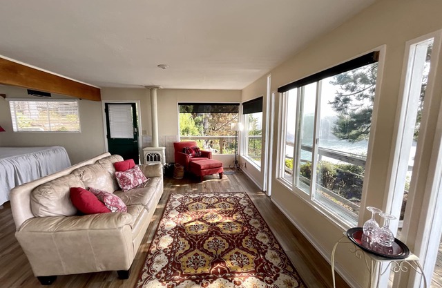 Mendocino Coast Cliffside Cottage—Shangri-La