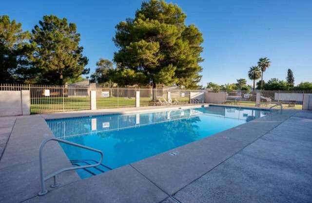 Mesa Getaway, 2 BR Condo, Central Location, Pool!