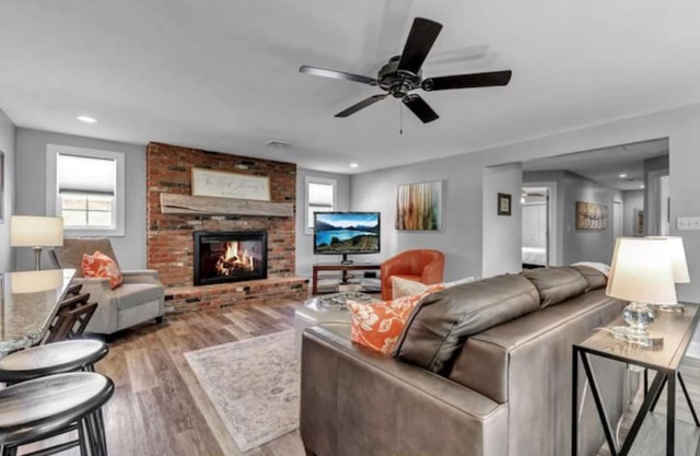 Meticulous Main St. Ranch 2 Bedroom Luxury Apt. Rear Unit