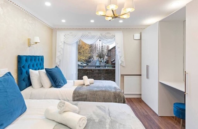 Metro Majesty: 5-Bedroom Gem in South Tottenham