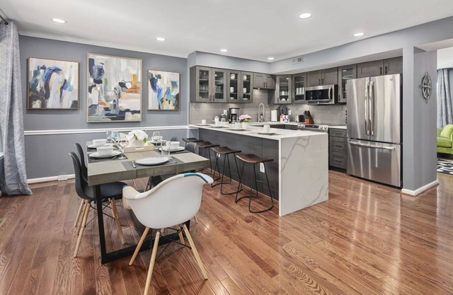 Metropolis: Charming Townhome 40 Min from DC