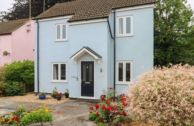 MEWS COTTAGE, pet friendly, with a garden in Laugharne