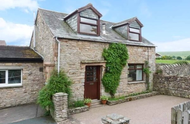 MEWS COTTAGE, with a garden in Pooley Bridge