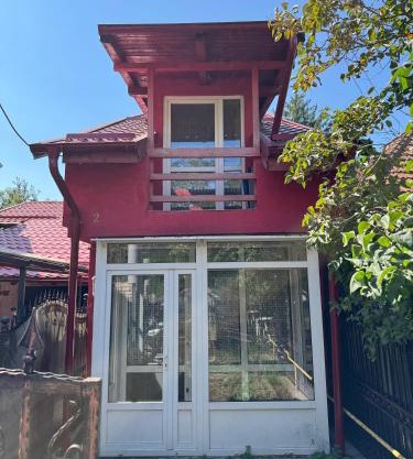 Mica casă roșie