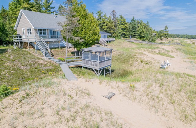 Michibay Getaway: Dog friendly, Your Summer Beachfront Getaway Just listed!