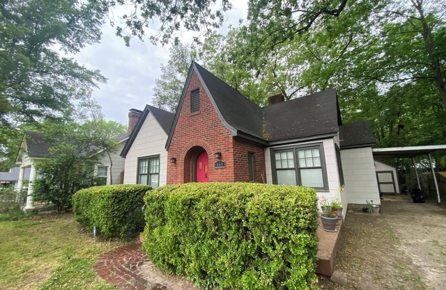 Mid-Centry Storybook Home, Walkable from University of Memphis