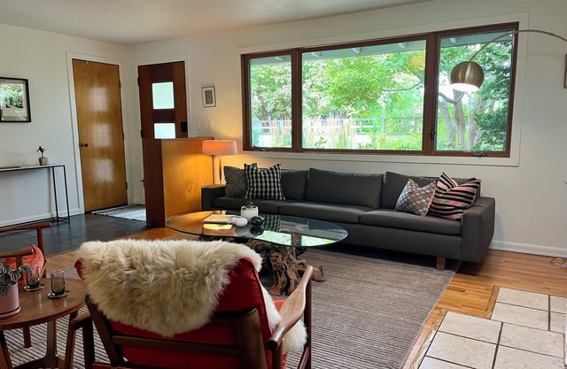 Mid-Century Modern Nature Retreat near Sellwood in SE Portland