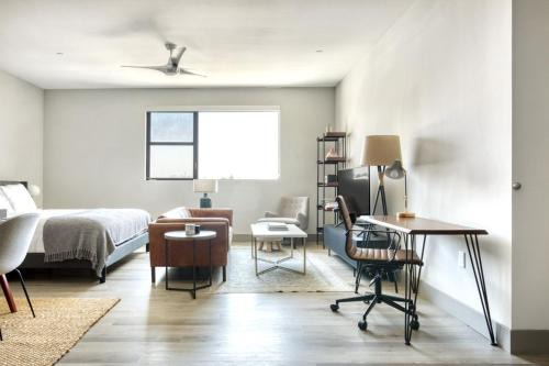 Mid-Wilshire Studio w Gym Pool nr S La Brea LAX-476