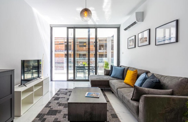 Miles 2-Bedroom Apt in Livadia