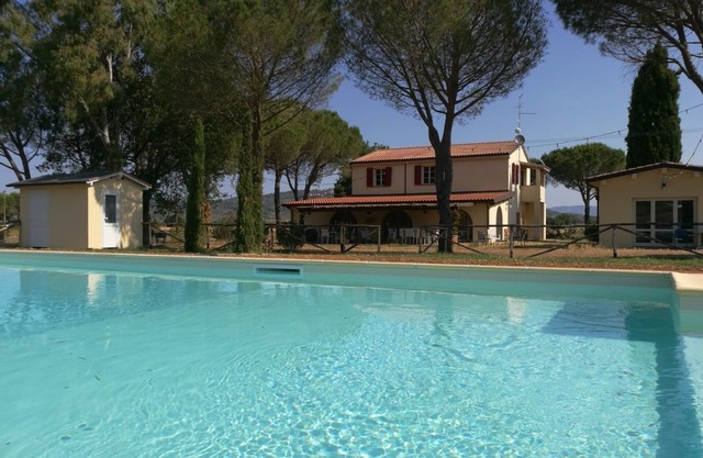 Mimosa Spacious and cozy apartment with porch and pool near the sea