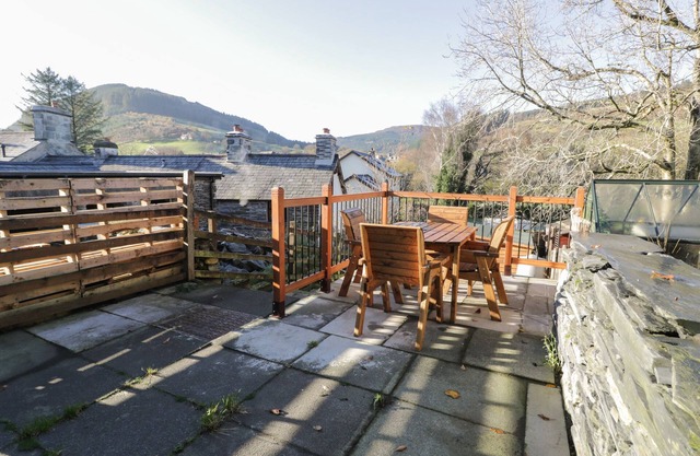 MINAFON, pet friendly, with open fire in Penmachno